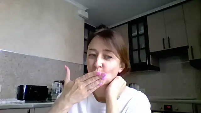 Snapshot of Avenique chatting on October 14, 11:33 am Avenique online show from October 14, 11:33 am