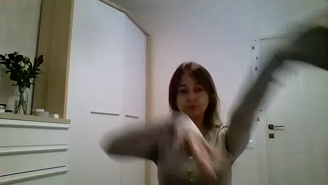 Snapshot of Avenique chatting on October 5, 8:43 pm Avenique online show from October 5, 8:43 pm
