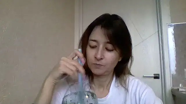 Snapshot of Avenique chatting on October 17, 9:56 am Avenique online show from October 17, 9:56 am