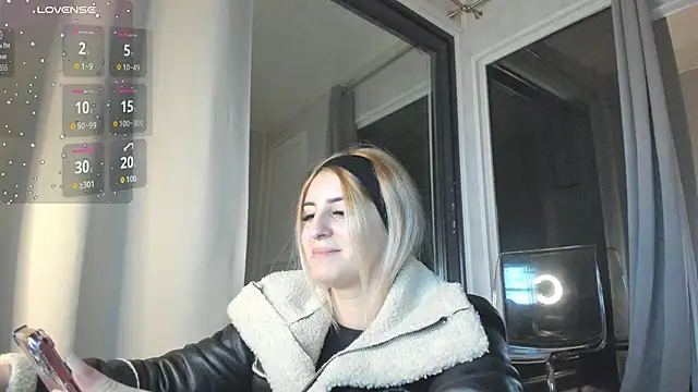 Ella Vee online show from November 7, 3:55 am