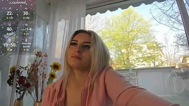 Ella Vee online show from April 15, 5:46 am