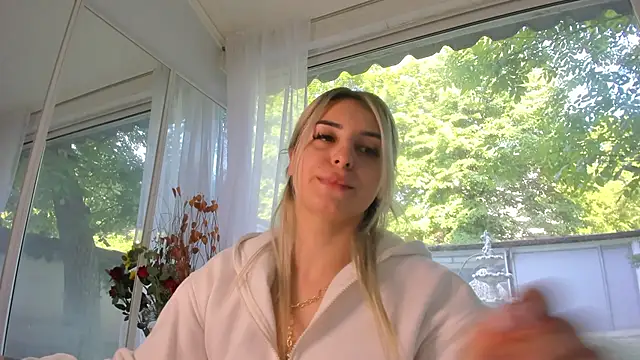 Ella Vee online show from May 15, 5:27 am