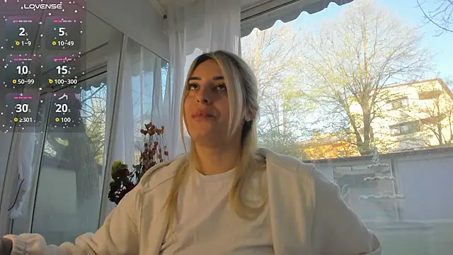 Ella Vee online show from April 7, 5:09 am