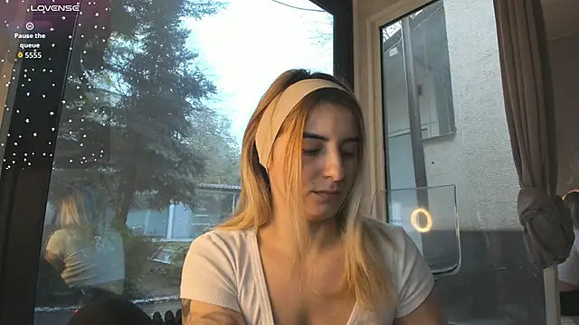 Ella Vee online show from November 29, 6:57 am