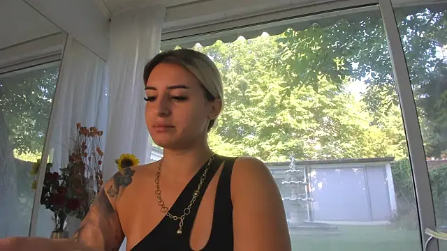 Ella Vee online show from July 10, 6:24 am