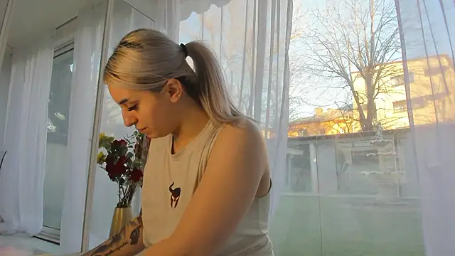 Ella Vee online show from March 7, 5:47 am