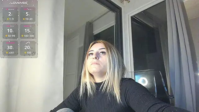 Ella Vee online show from November 13, 4:05 am