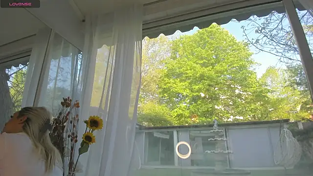 Ella Vee online show from April 24, 5:42 am