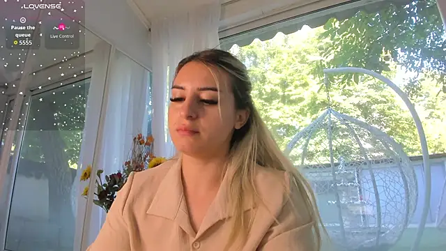 Ella Vee online show from June 14, 5:52 am