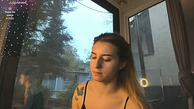 Ella Vee online show from November 28, 6:35 am