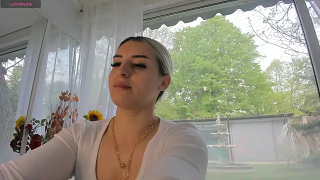 Ella Vee online show from April 22, 5:47 am