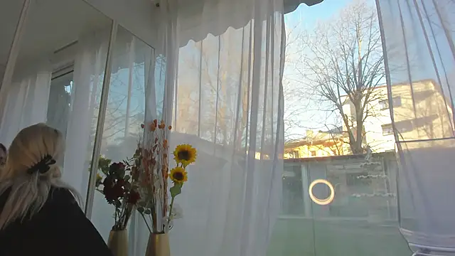 Ella Vee online show from March 10, 6:28 am