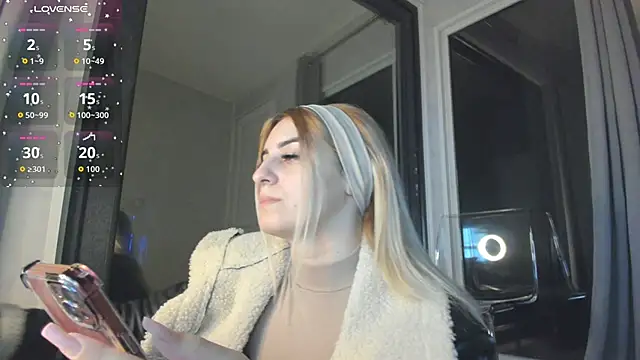 Ella Vee online show from November 8, 3:43 am