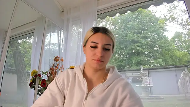 Ella Vee online show from May 2, 5:23 am