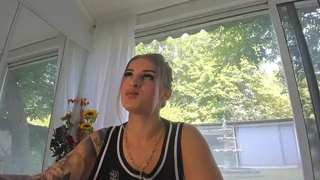 Ella Vee online show from July 24, 6:20 am