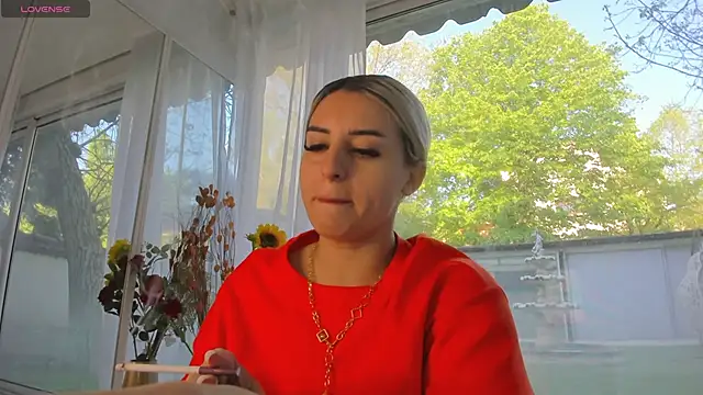 Ella Vee online show from April 23, 5:25 am