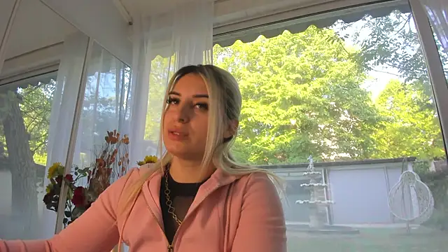 Ella Vee online show from May 4, 5:11 am