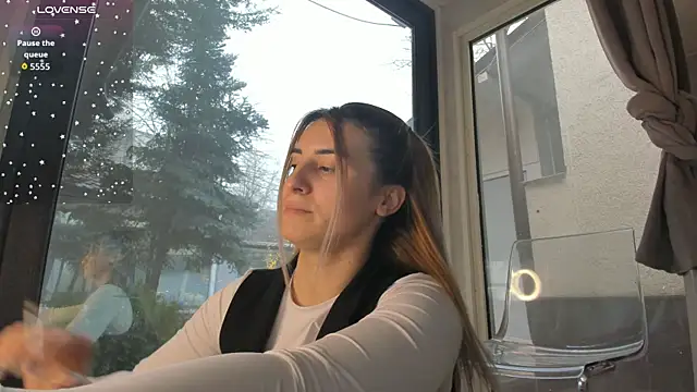 Snapshot of Ella_Vee chatting on December 20, 7:00 am Ella Vee online show from December 20, 7:00 am