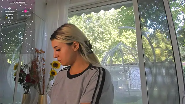 Ella Vee online show from June 27, 6:41 am