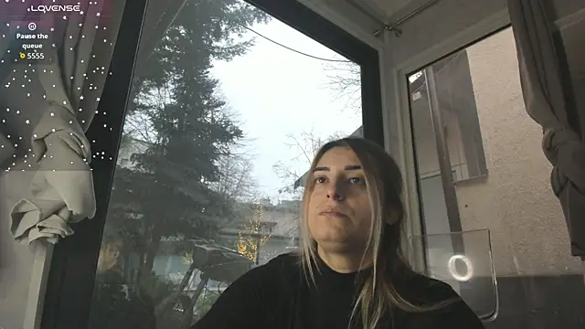 Ella Vee online show from December 16, 6:28 am