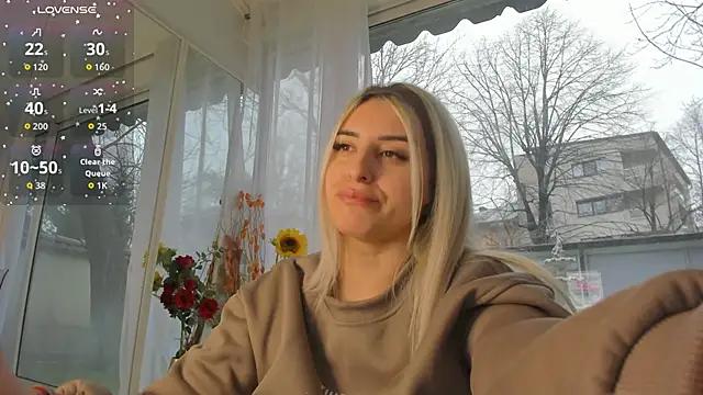 Ella Vee online show from April 3, 5:25 am