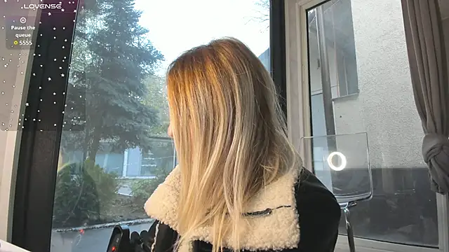 Ella Vee online show from November 17, 6:06 am