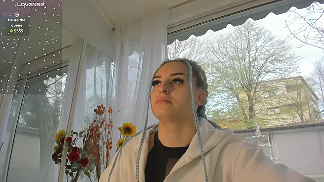 Ella Vee online show from April 10, 4:30 am