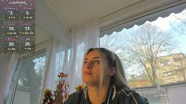 Ella Vee online show from April 8, 5:20 am