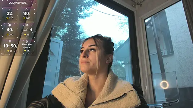 Ella Vee online show from November 15, 6:06 am