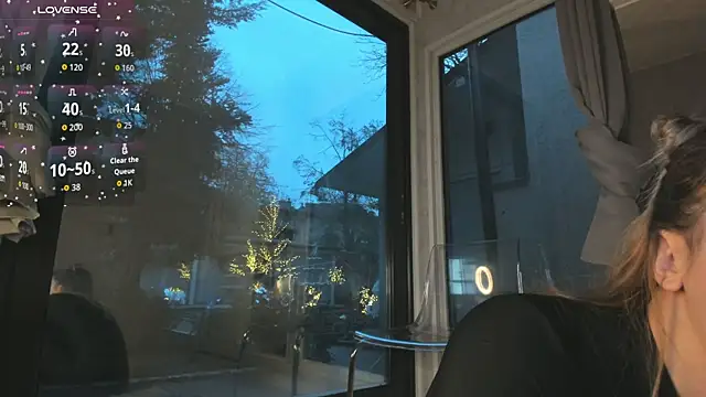 Ella Vee online show from December 5, 5:39 am