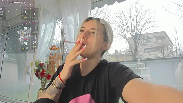 Ella Vee online show from April 4, 5:03 am