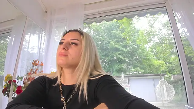 Ella Vee online show from May 8, 4:49 am