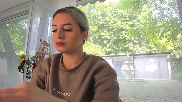 Ella Vee online show from May 14, 7:38 am