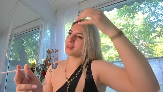 Ella Vee online show from May 12, 5:15 am