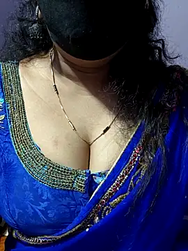 luci-queen online show from November 12, 1:21 am