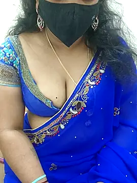 luci-queen online show from August 3, 5:15 am