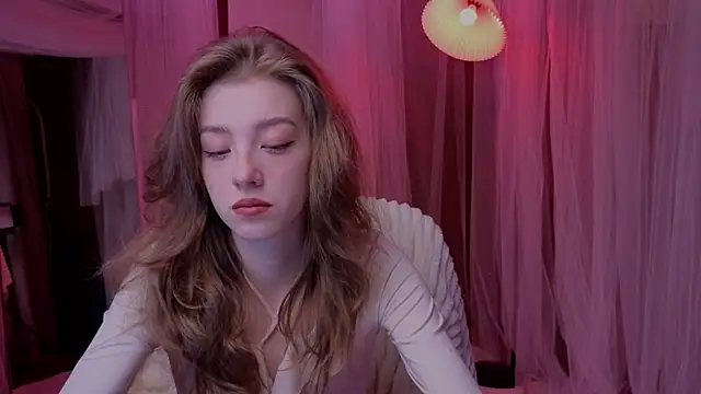 Snapshot of AstraMist chatting on November 17, 5:44 am AstraMist online show from November 17, 5:44 am