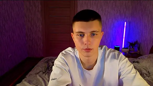 Snapshot of Denisx444 chatting on October 17, 4:38 am Denisx444 online show from October 17, 4:38 am
