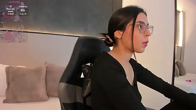 desireee  online show from December 5, 7:12 pm