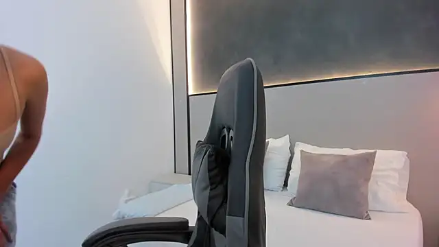 desireee  online show from October 20, 12:17 pm