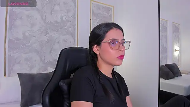 desireee  online show from December 22, 5:35 pm