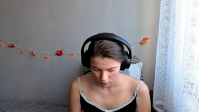 Snapshot of CutieAnny chatting on October 14, 4:35 am CutieAnny online show from October 14, 4:35 am