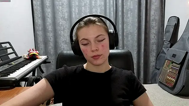 CutieAnny online show from April 14, 8:25 pm