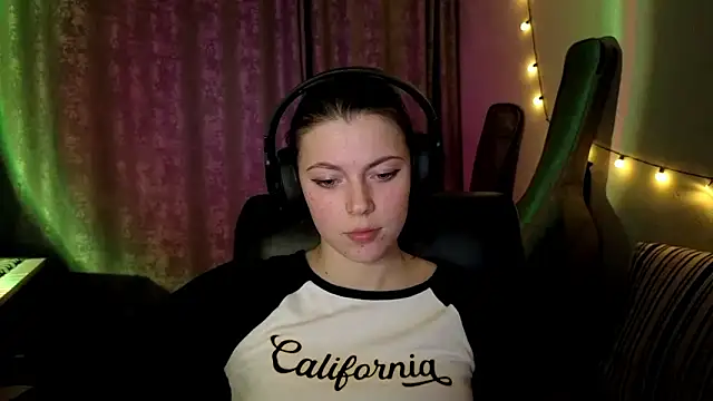 CutieAnny online show from March 13, 6:02 pm