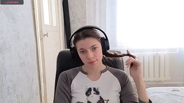 CutieAnny online show from December 18, 5:56 am