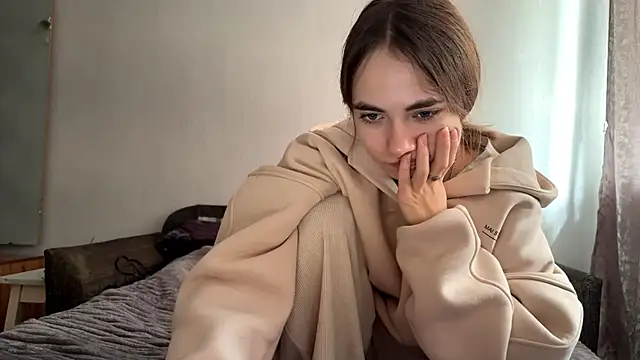 Snapshot of EvieDoll chatting on October 2, 9:12 am EvieDoll online show from October 2, 9:12 am