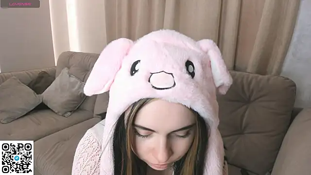 Snapshot of EvaBlimey chatting on November 13, 5:55 am EvaBlimey online show from November 13, 5:55 am