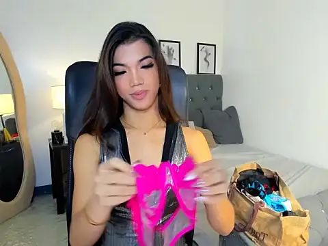 Snapshot of CassieSommereux chatting on November 15, 5:28 pm CassieSommereux online show from November 15, 5:28 pm