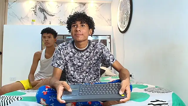 Snapshot of LONDON_BOYS1 chatting on October 19, 1:30 am LONDON BOYS1 online show from October 19, 1:30 am