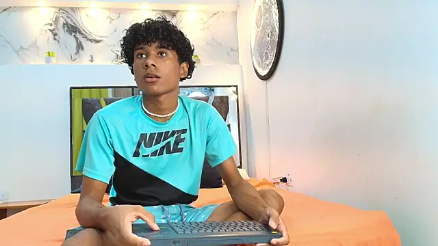 Snapshot of LONDON_BOYS1 chatting on October 15, 1:15 am LONDON BOYS1 online show from October 15, 1:15 am